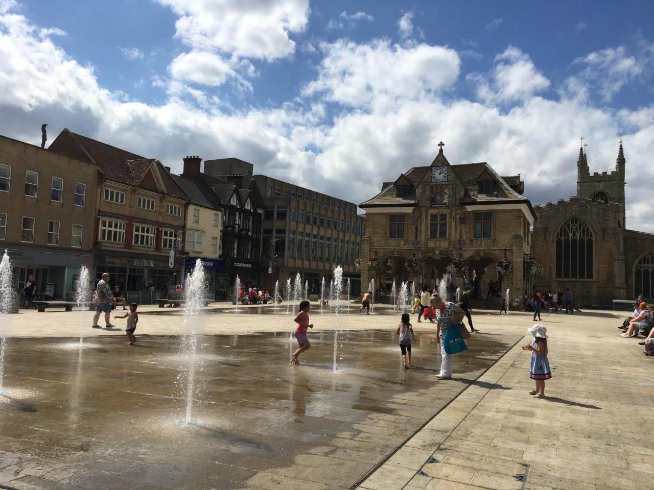 Fantastic Hampton Centre Stay ปีเตอร์โบโรห์ ภายนอก รูปภาพ